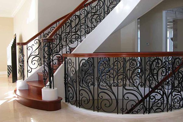 Hình ảnh lắp ráp cầu thang, lan can sắt CNC đẹp tại cơ sở Thanh Hải 1