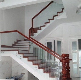 Mẫu cầu thang, lan can nhôm kính 10