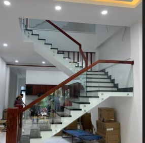 Mẫu cầu thang, lan can nhôm kính 12