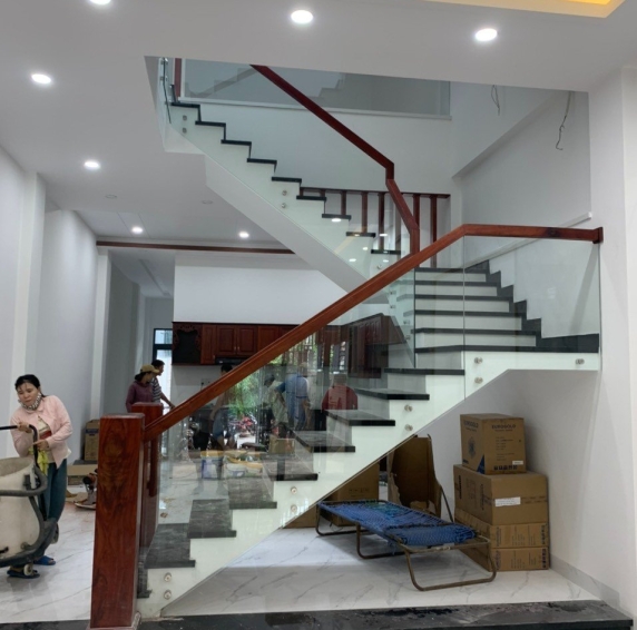 Mẫu cầu thang, lan can nhôm kính 2